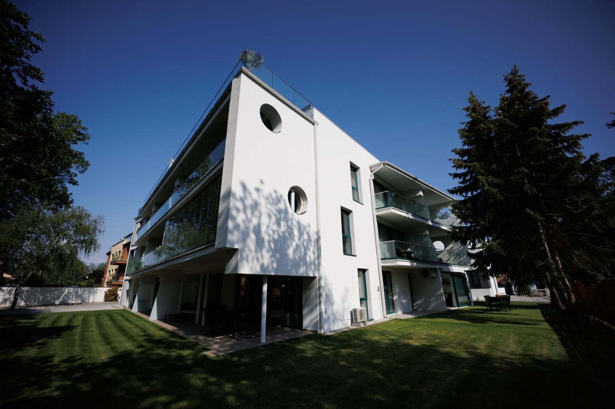 Villa Bauhaus Labi Garden Wellness Apartman Сиофок Екстериор снимка